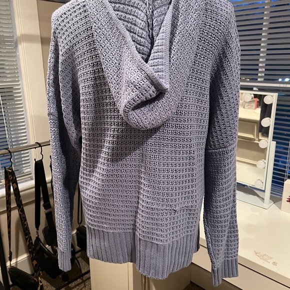 Sweater with hood - Picture 3 of 3